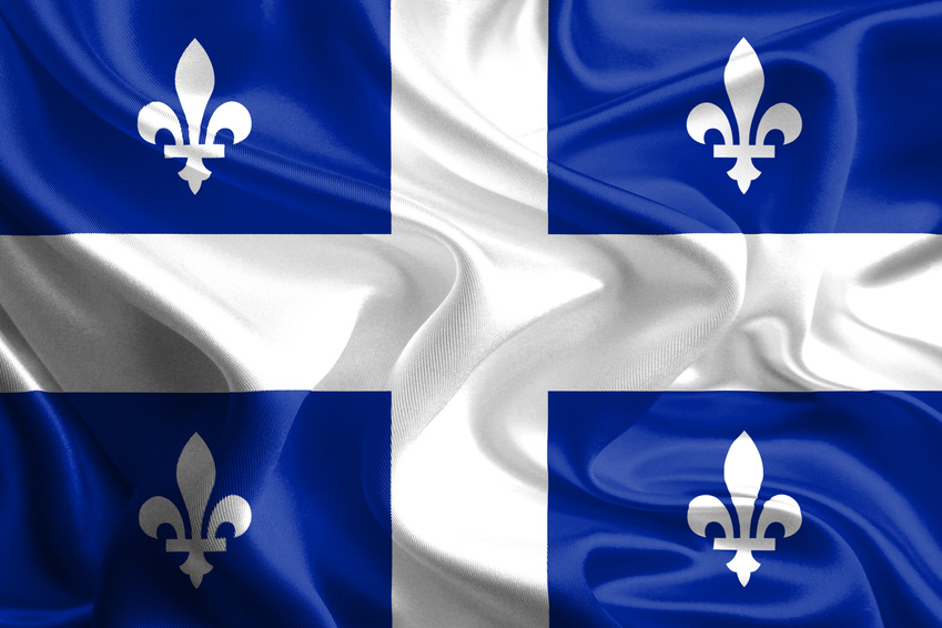 Le drapeau du Québec, bleu et blanc, flottant au vent.